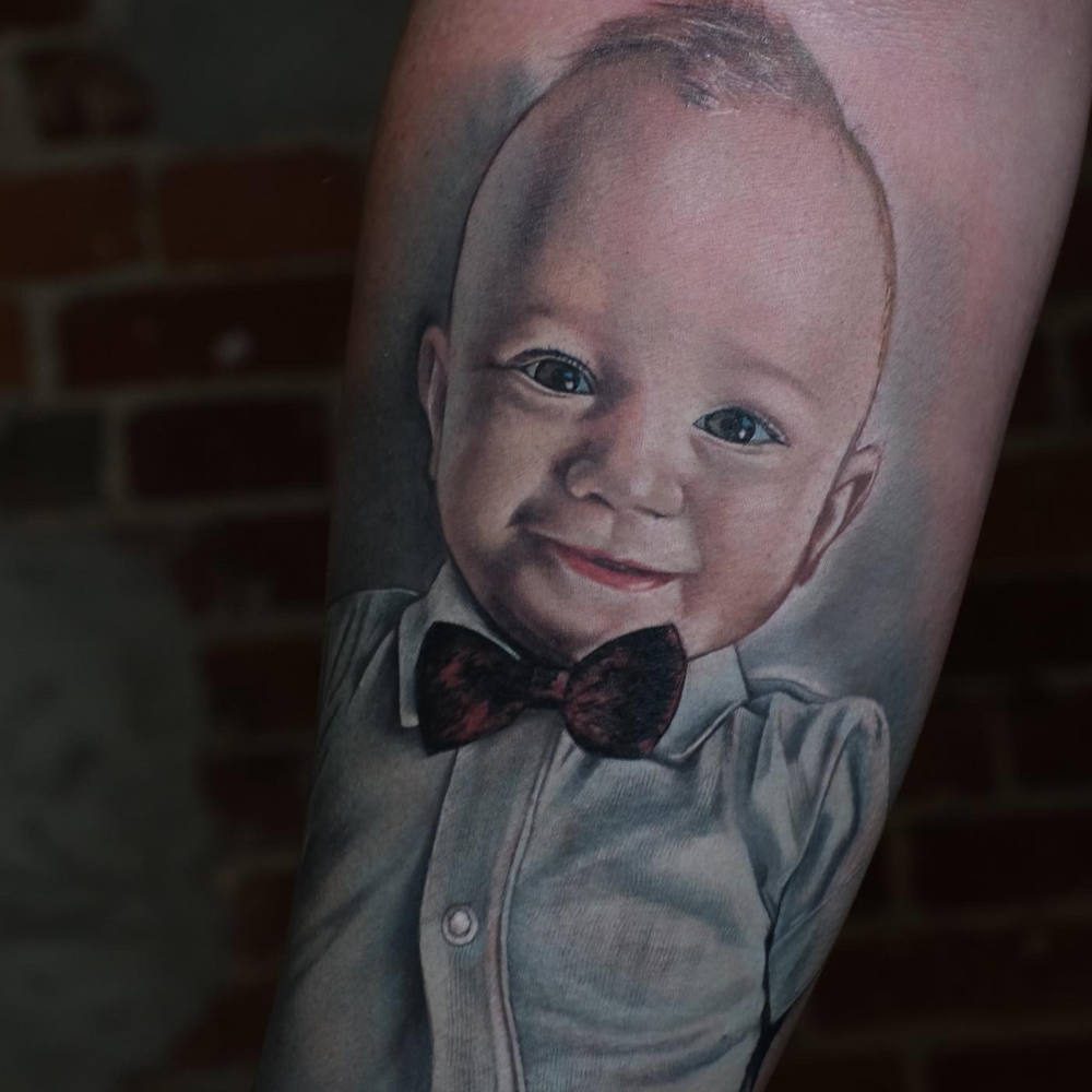 tattooed-arm-of-a-hairdresser-RVTKGR5-r22o8c593yt2s8d1i8m03un4o1